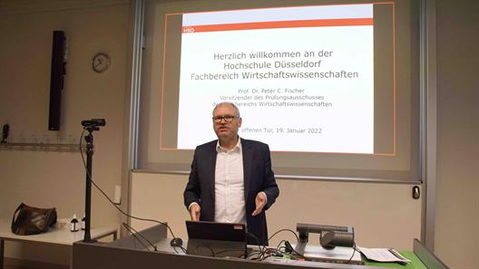 Prof. Dr. Peter C. Fischer gab allgemeine Informationen und referierte Wissenswertes über das Bachelor- und Masterstudium.